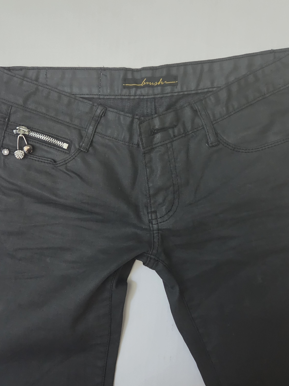 Beautiful Black Brush Jeans With Details And Accents